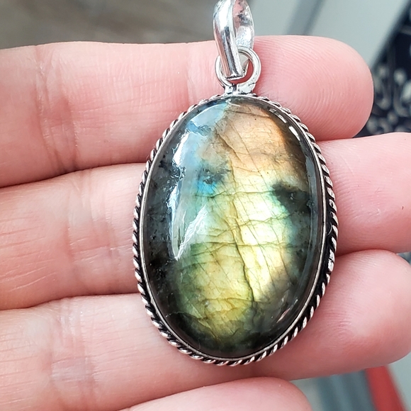 Statement Labradorite Gemstone Pendant set in 925 Sterling Silver Bezel, NWT - Picture 10 of 14